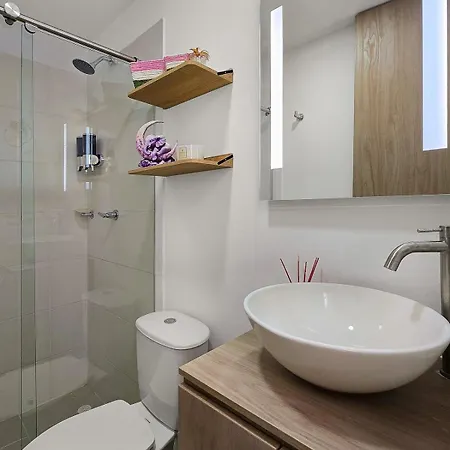 Elegancia Y Comodidad Cerca Del Mar Y Aeropuerto Apartamento *